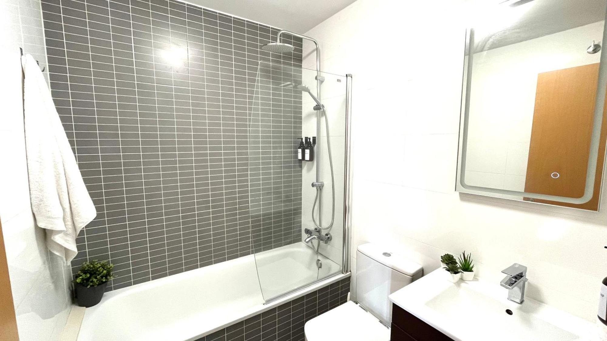 Apartamento Con Terraza By Prestigi Terrassa Ngoại thất bức ảnh